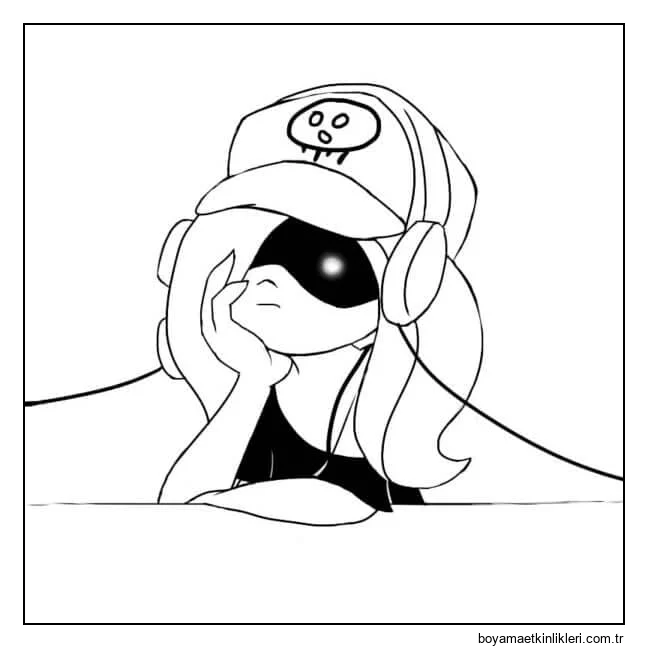 Marie Dalgın ve Sakin Beyzbol Şapkası Takıyor